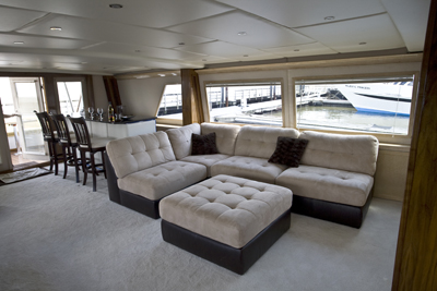 NYC charter yacht Jstine salon port